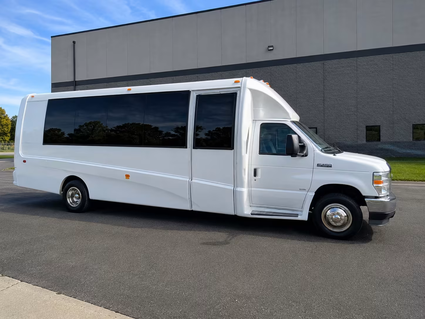 troy minibus rentals for detroit pistons games
